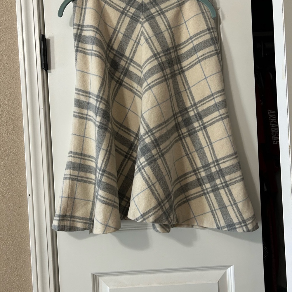 Ralph Lauren Gray and Cream Plaid A-Line Skirt 90% wool side zipper & pockets